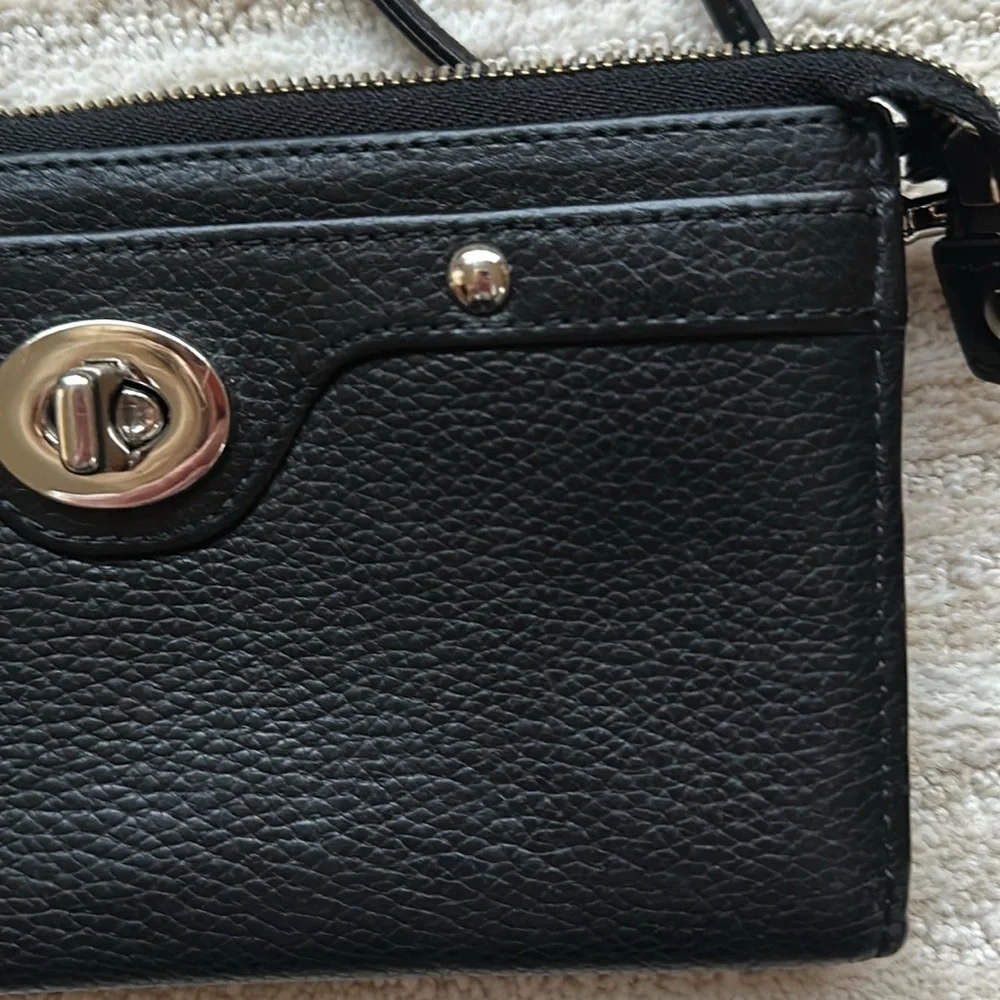 COACH Penelope Zippy Wristlet Pebbled Leather Twist Lock Black Silver Zip Wallet